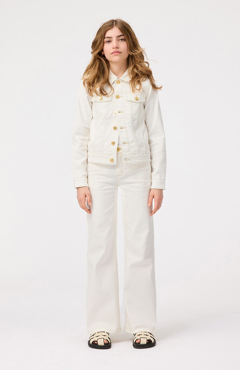 Heidi - Crisp White - Witte spijkerjas voor kinderen met decoratieve stiksels. De jas heeft een aansluitende pasvorm, overhemdkraag en goudkleurige knopen aan de voorkant, zakken en mouwen