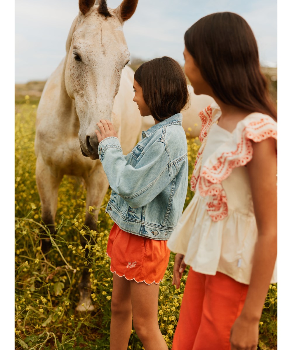 Hipolito - Washed Down - Blauw spijkerjasje voor kinderen gemaakt van katoen in een losse pasvorm.
