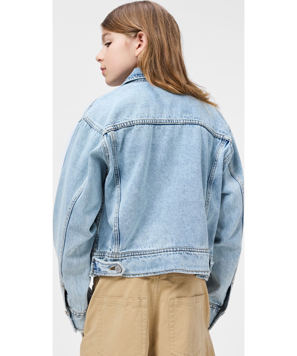 Hipolito - Washed Down - Blauw spijkerjasje voor kinderen gemaakt van katoen in een losse pasvorm.