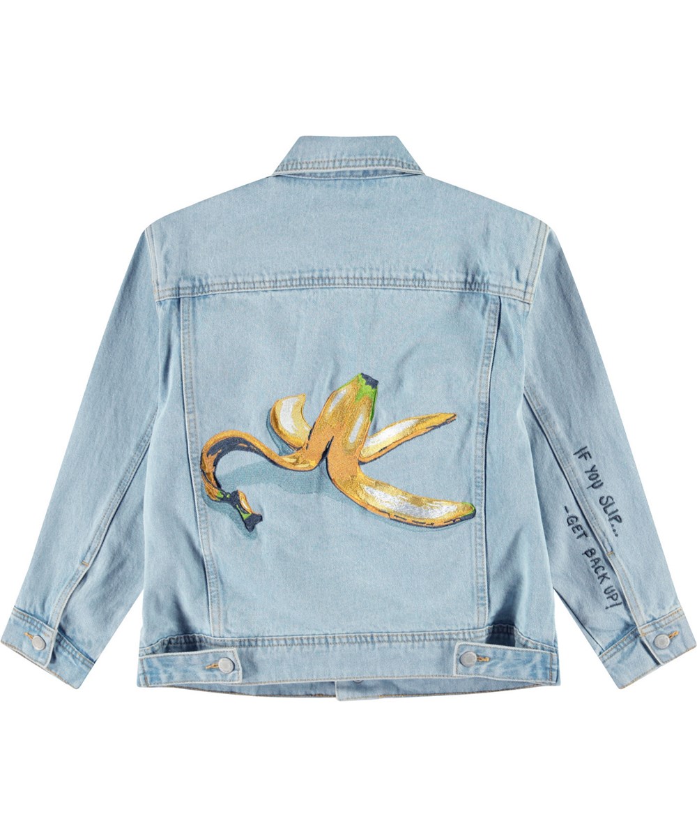 Honore - Sun-Bleach Blue - Lictblauwe spijkerjas voor kinderen van katoen met op de achterkant een geborduurde bananenschil en op de mouw de tekst 'If you slip...Get back up'.