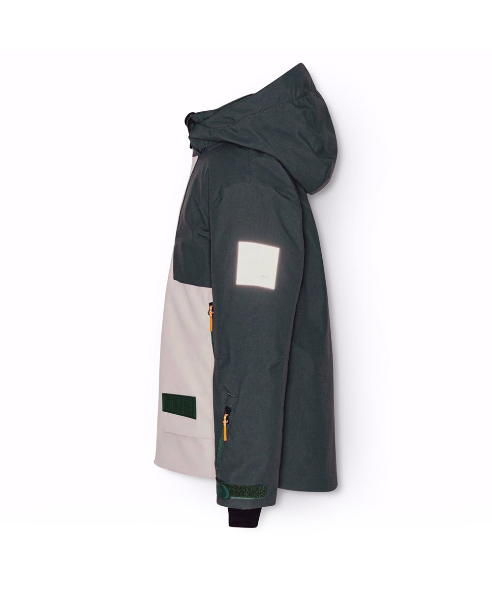 Alpine - Block - Zeegroene en zandkleurige wind- en waterdichte ski-jas voor kinderen van gerecycled nylon en polyester.