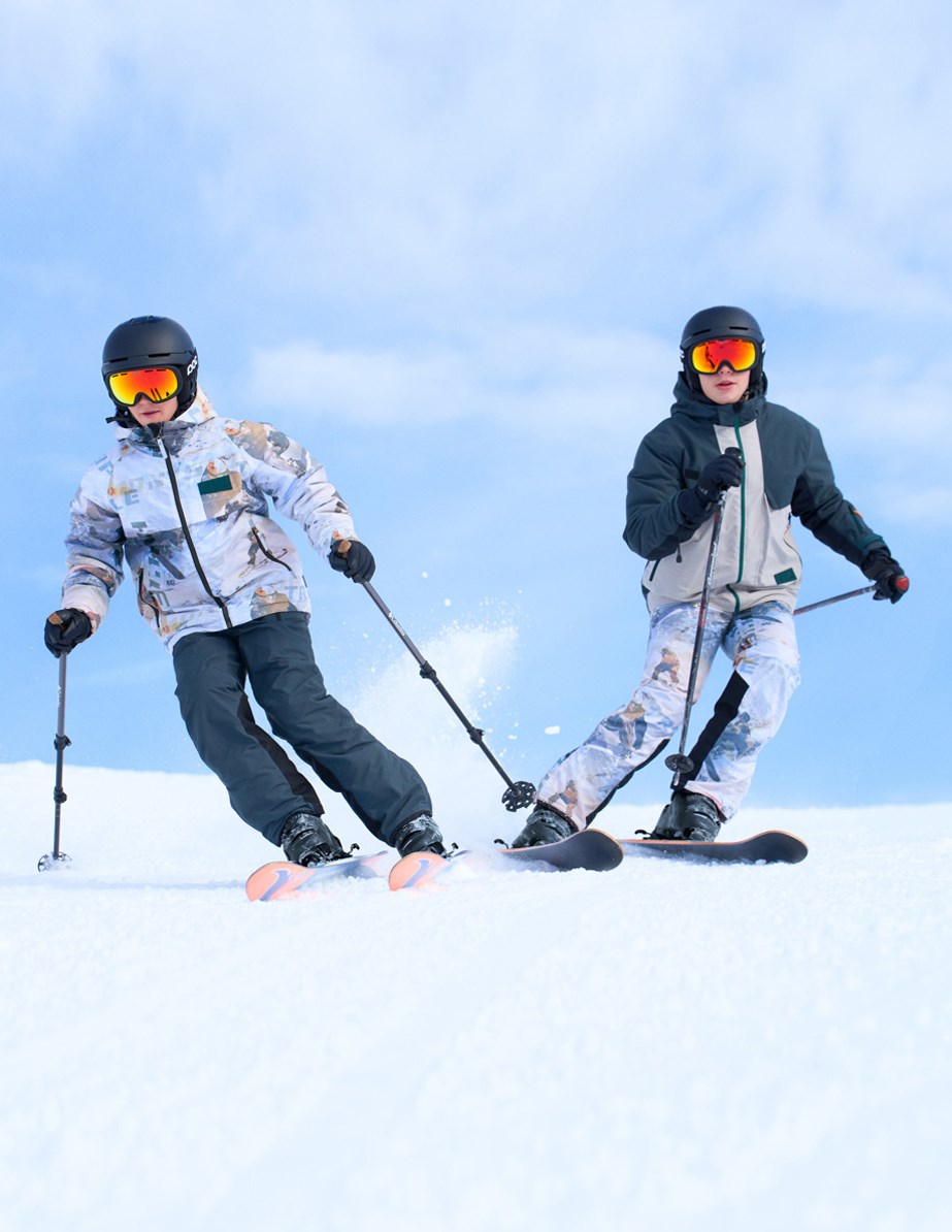 Alpine - Block - Zeegroene en zandkleurige wind- en waterdichte ski-jas voor kinderen van gerecycled nylon en polyester.