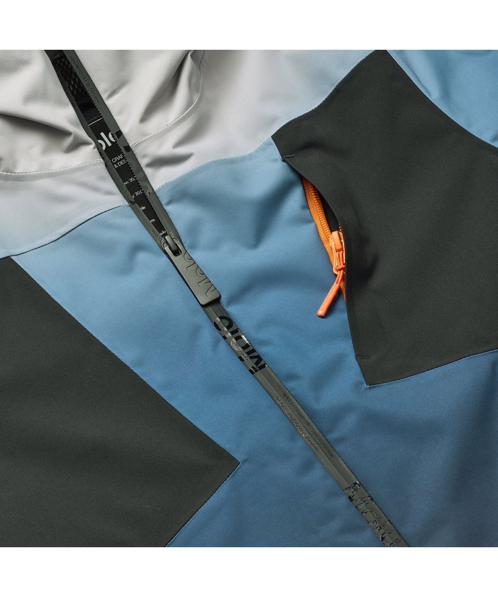 Alpine - Blue Ice - Wind- en waterdichte blauwe winterjas voor kinderen gemaakt van gerecycled polyester en gevoerd met 3M™ Thinsulate™.