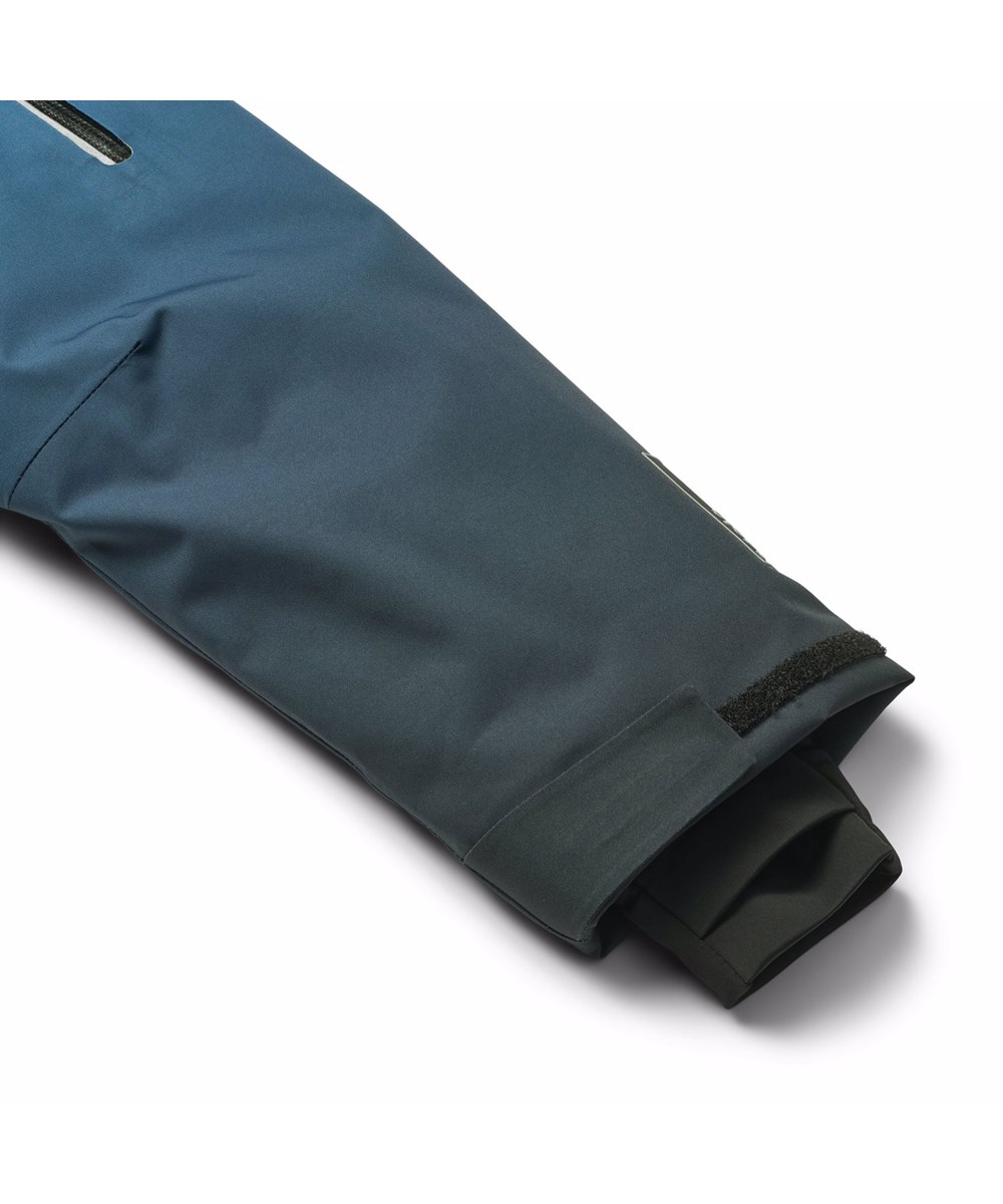 Alpine - Blue Ice - Wind- en waterdichte blauwe winterjas voor kinderen gemaakt van gerecycled polyester en gevoerd met 3M™ Thinsulate™.