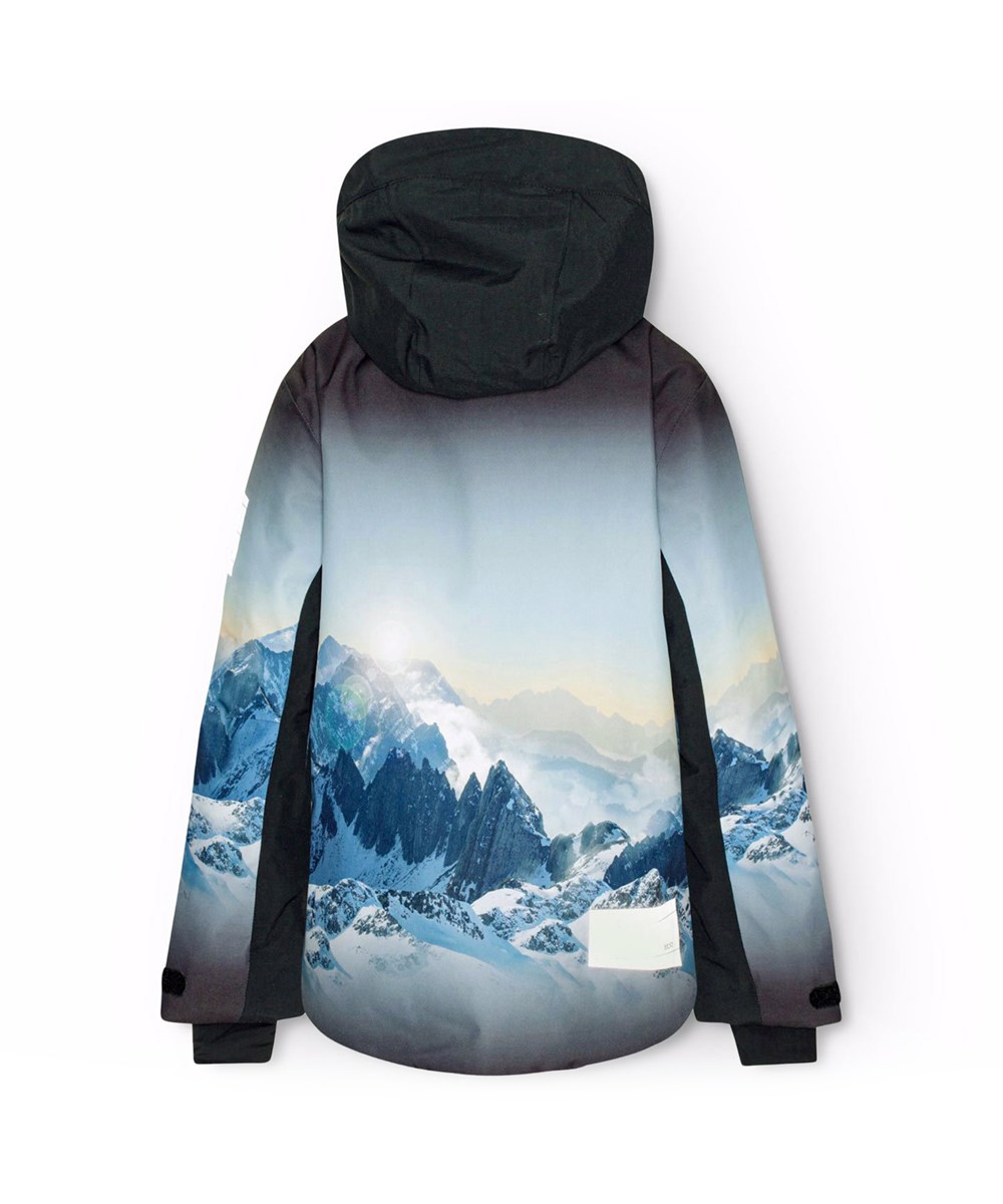 Alpine - High In Sky - Wind- en waterdichte ski-jas voor kinderen van gerecycled polyester met een print van de besneeuwde Alpen met zonnestralen en een heldere lucht.