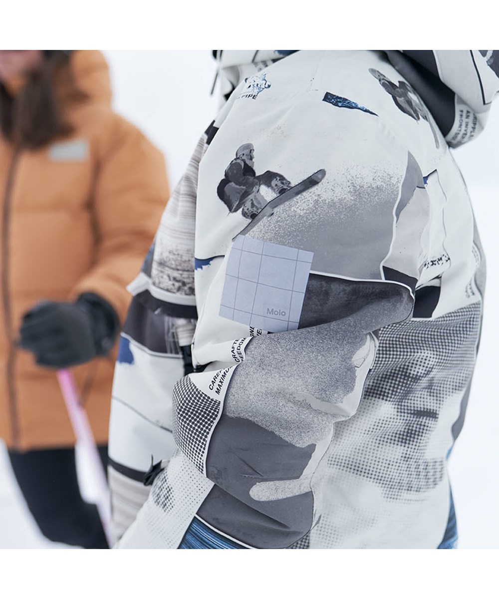 Alpine - Screenshot - Gerecyclede waterdichte beige ski-jas met snowboard