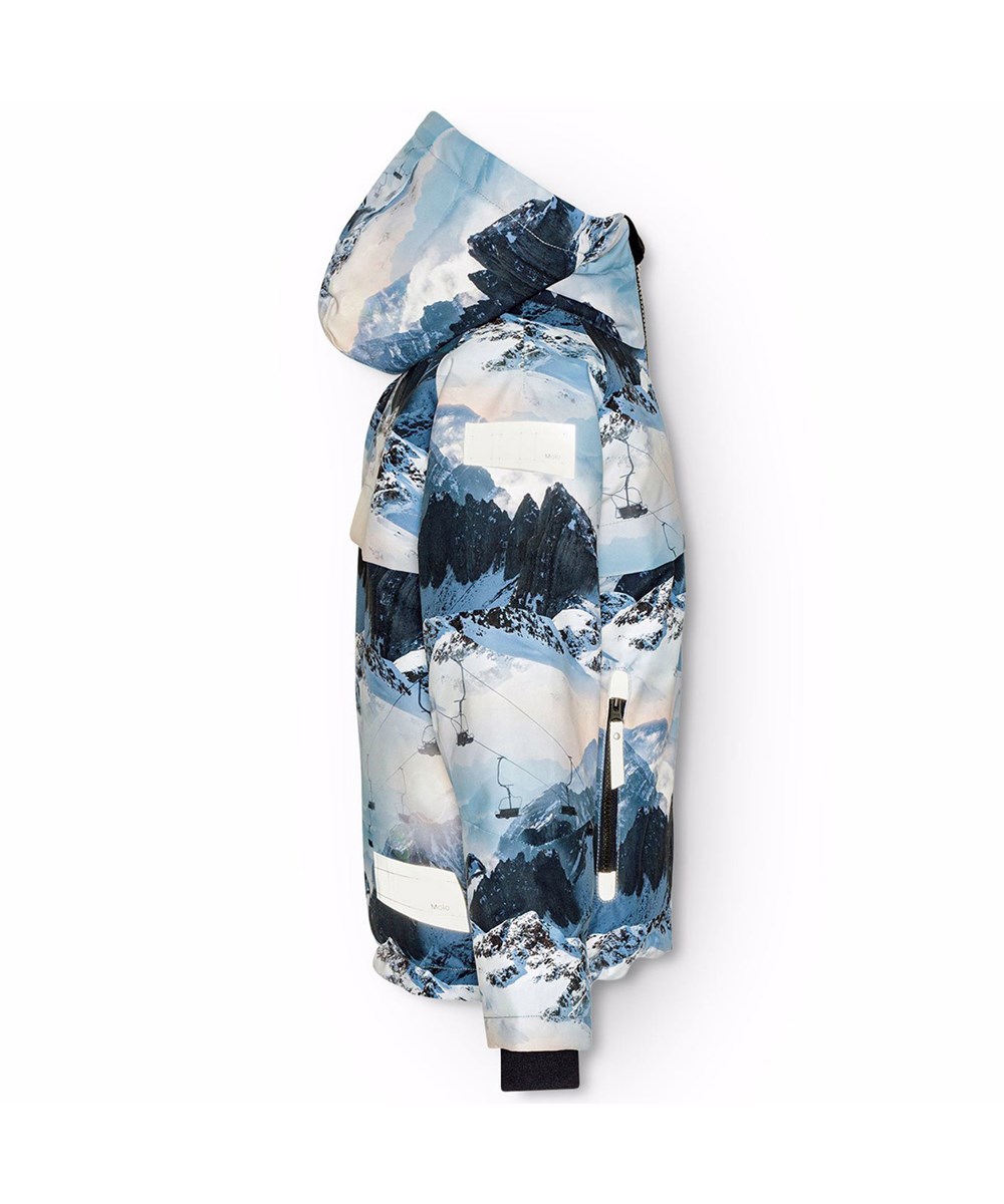 Castor - Mountain High - Wind- en waterdichte winterjas voor kinderen van gerecycled polyester met een print van een winterlandschap in tinten blauw.