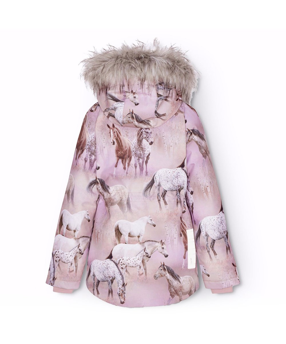 Cathy Fur - Dreamy Horses - Wind- en waterdichte winterjas voor kinderen van gerecycled polyester met een print van paarden op een dromerige achtergrond in de tinten roze en paars.
