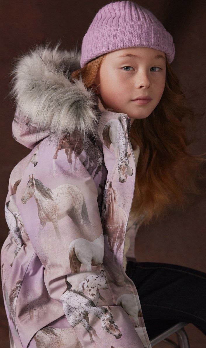 Cathy Fur - Dreamy Horses - Wind- en waterdichte winterjas voor kinderen van gerecycled polyester met een print van paarden op een dromerige achtergrond in de tinten roze en paars.