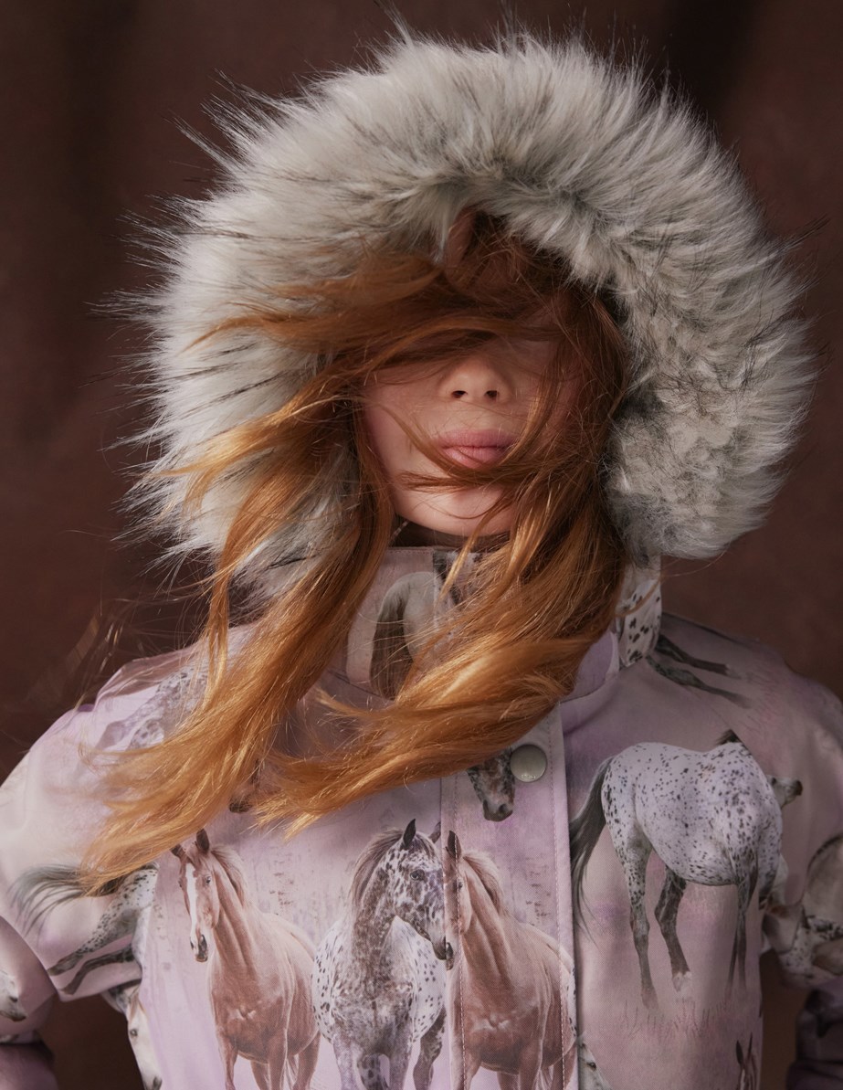 Cathy Fur - Dreamy Horses - Wind- en waterdichte winterjas voor kinderen van gerecycled polyester met een print van paarden op een dromerige achtergrond in de tinten roze en paars.