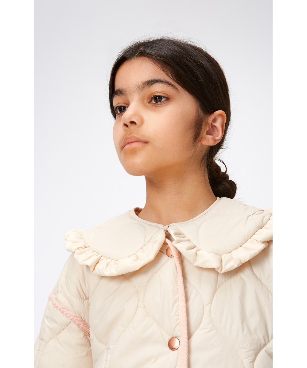 Hailey - Summer Sand - Beige doorgestikte zomerjas voor kinderen met afneembare ruche kraag