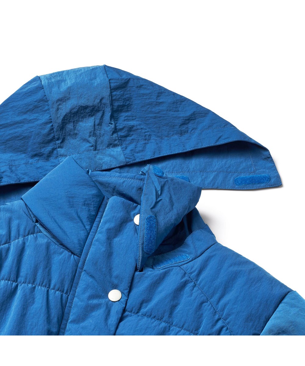 Halima - Lapis Blue - Waterafstotende blauwe jas voor kinderen van gerecycled nylon.
