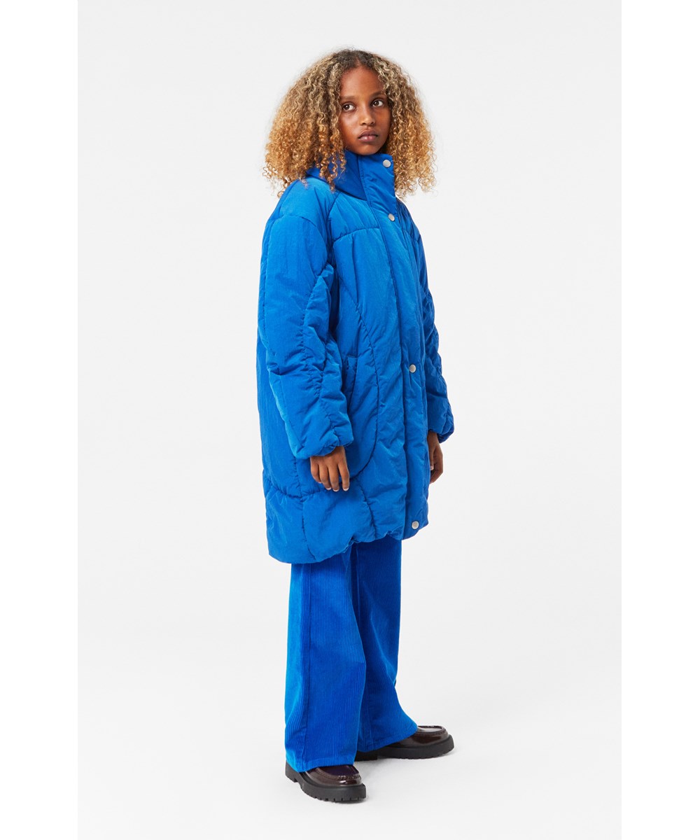 Halima - Lapis Blue - Waterafstotende blauwe jas voor kinderen van gerecycled nylon.