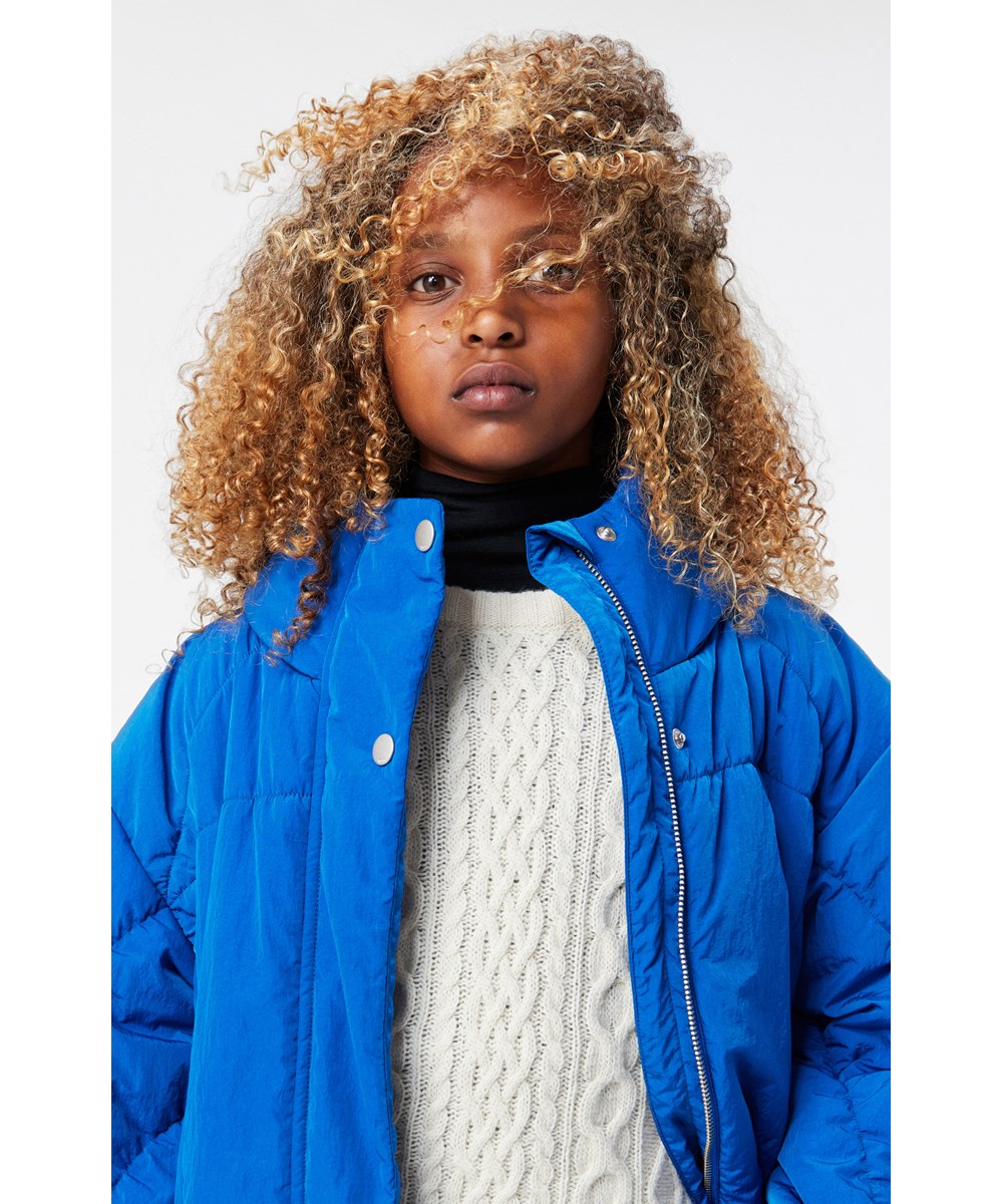 Halima - Lapis Blue - Waterafstotende blauwe jas voor kinderen van gerecycled nylon.