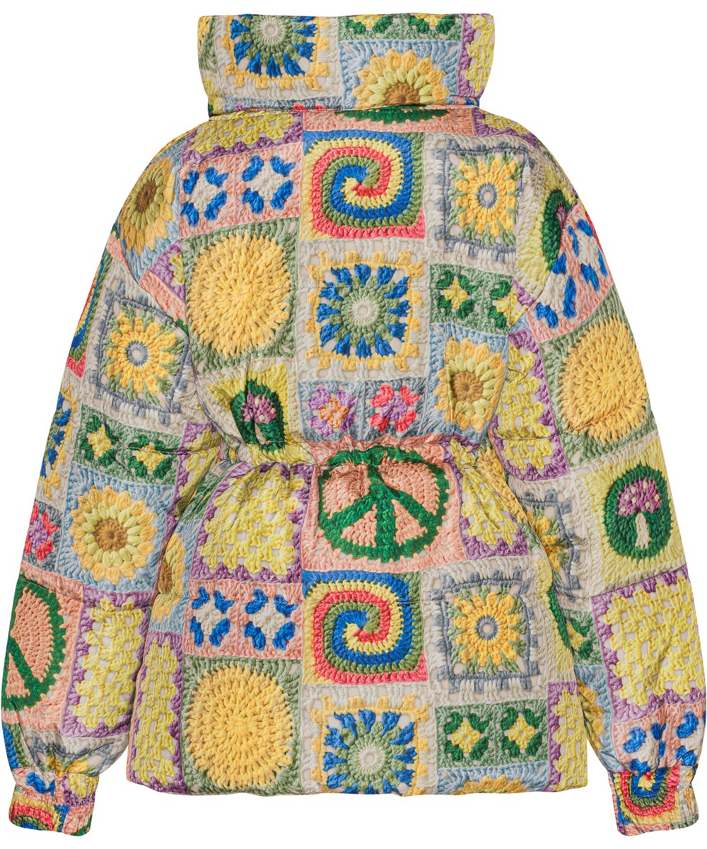 Hally - Joyfull Crochet - Pufferjack met print van gehaakte lapjes