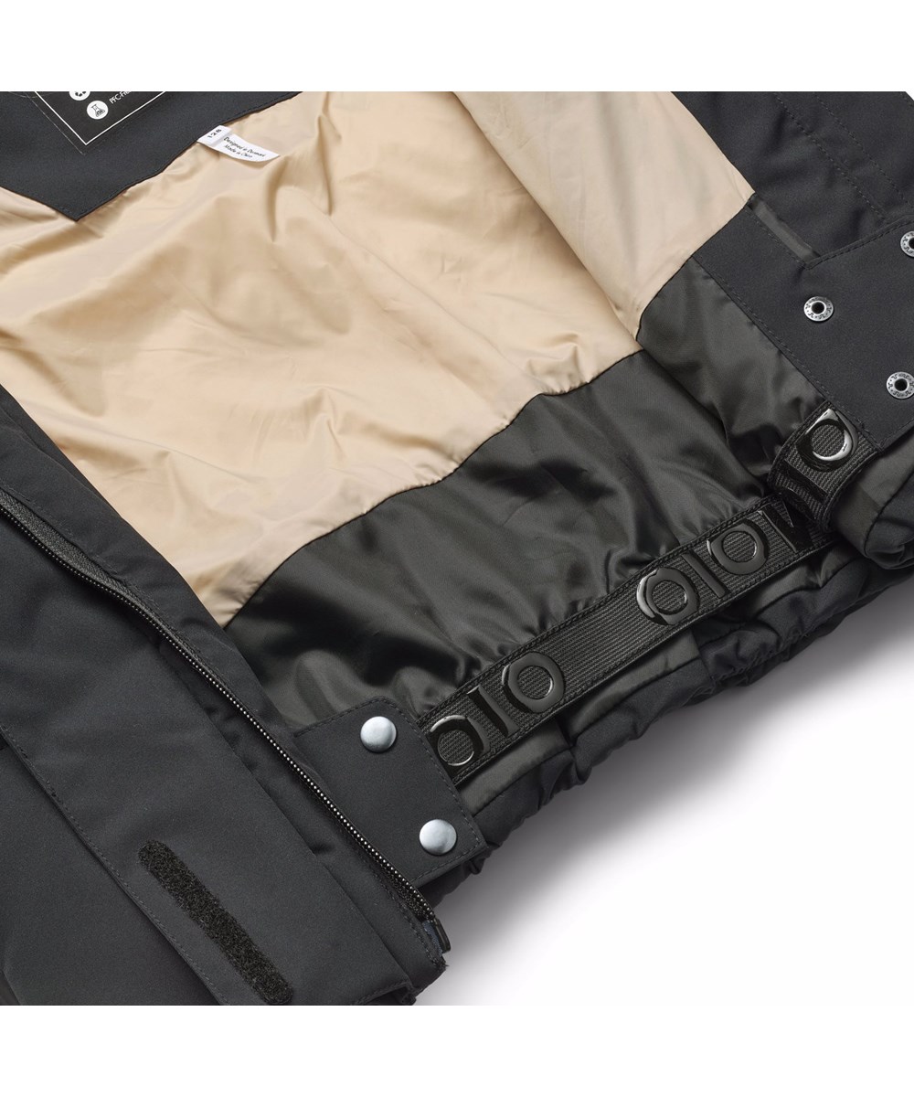 Hansine Pro - Black - Wind- en waterbestendige zwarte winterjas voor kinderen gemaakt van gerecycled polyester met gerecyclede polyester vulling en 3M™ Thinsulate™.