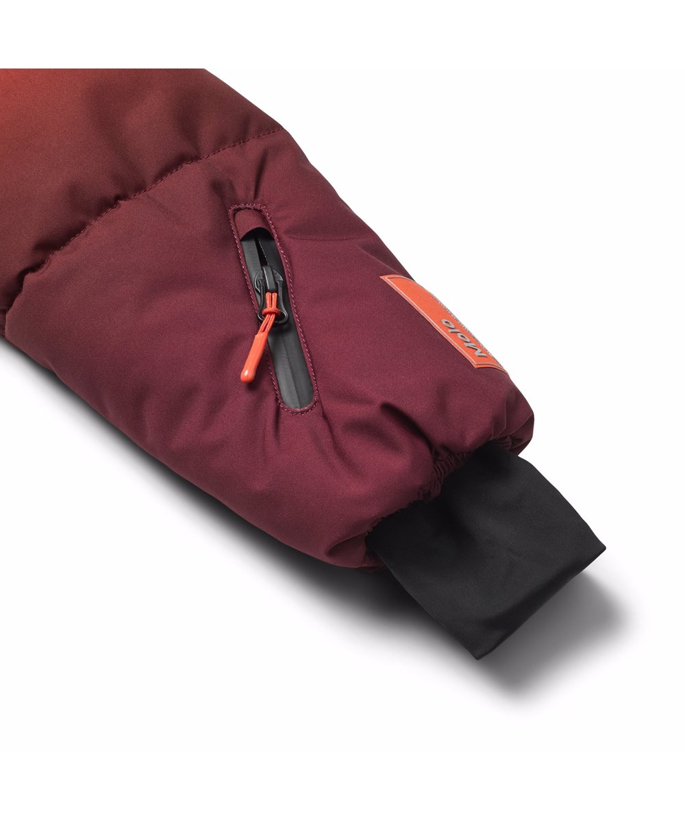 Hansine Pro - Fiery Red - Wind- en waterafstotende roze en rode winterjas voor kinderen gemaakt van gerecycled polyester met gerecyclede polyester vulling en 3M™ Thinsulate™.