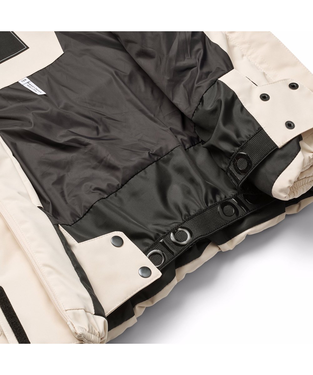 Hansine Pro - Vanilla - Wind- en waterafstotende gebroken witte winterjas voor kinderen gemaakt van gerecycled polyester met gerecyclede polyester vulling en 3M™ Thinsulate™.