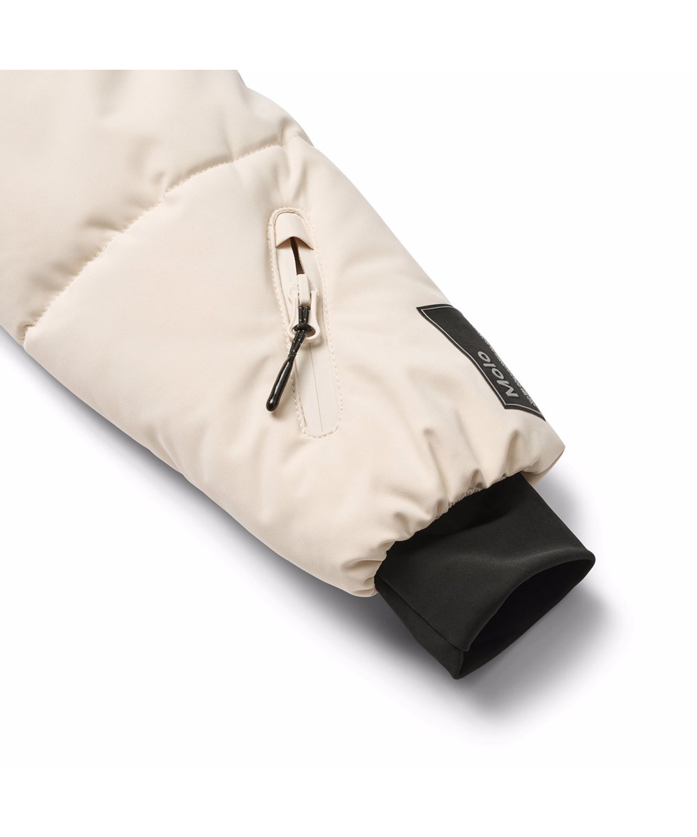 Hansine Pro - Vanilla - Wind- en waterafstotende gebroken witte winterjas voor kinderen gemaakt van gerecycled polyester met gerecyclede polyester vulling en 3M™ Thinsulate™.