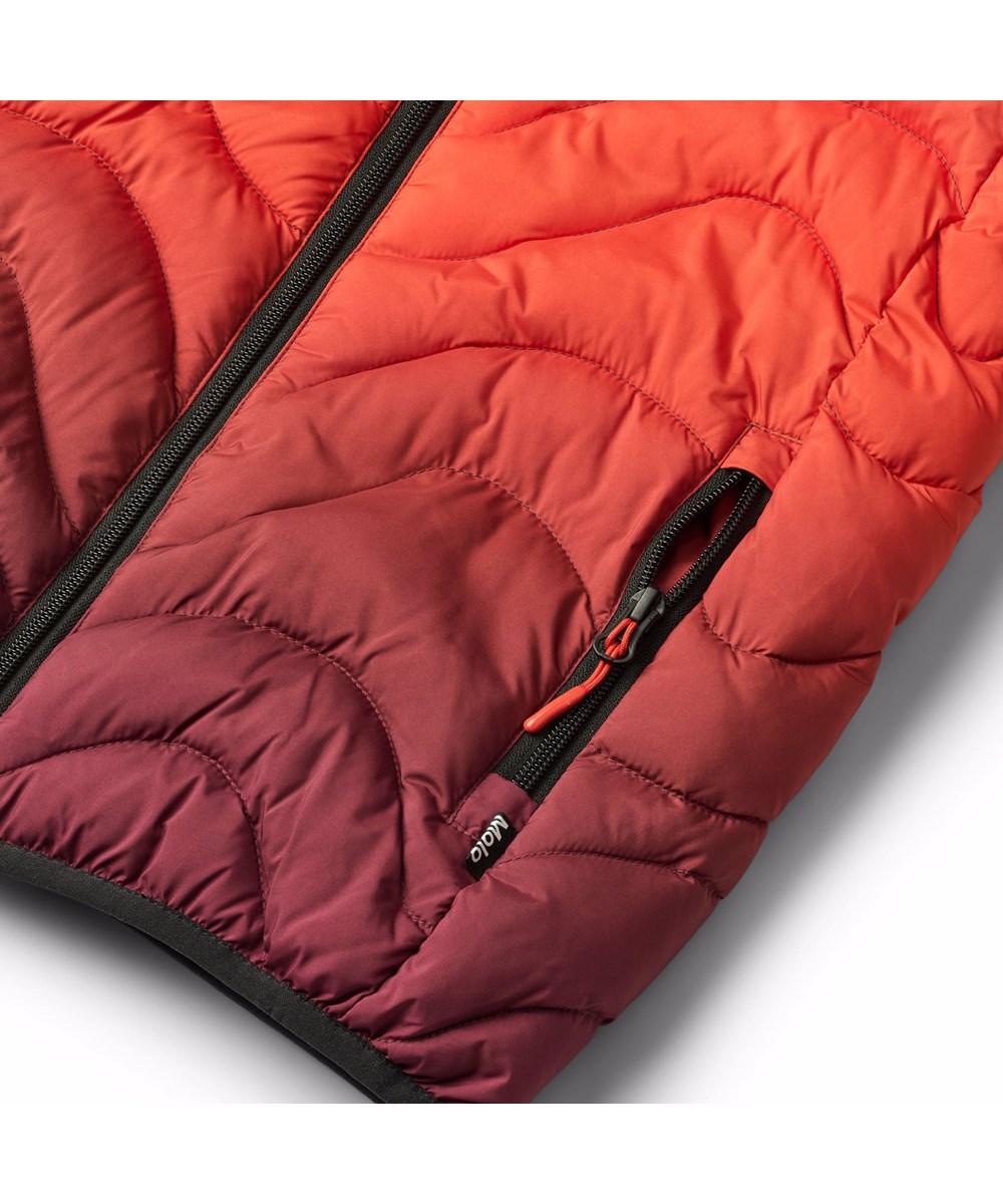 Hao - Fiery Red - Waterafstotende gewatteerde kinderjas gemaakt van gerecycled polyester in rood en roze verloopkleuren.
