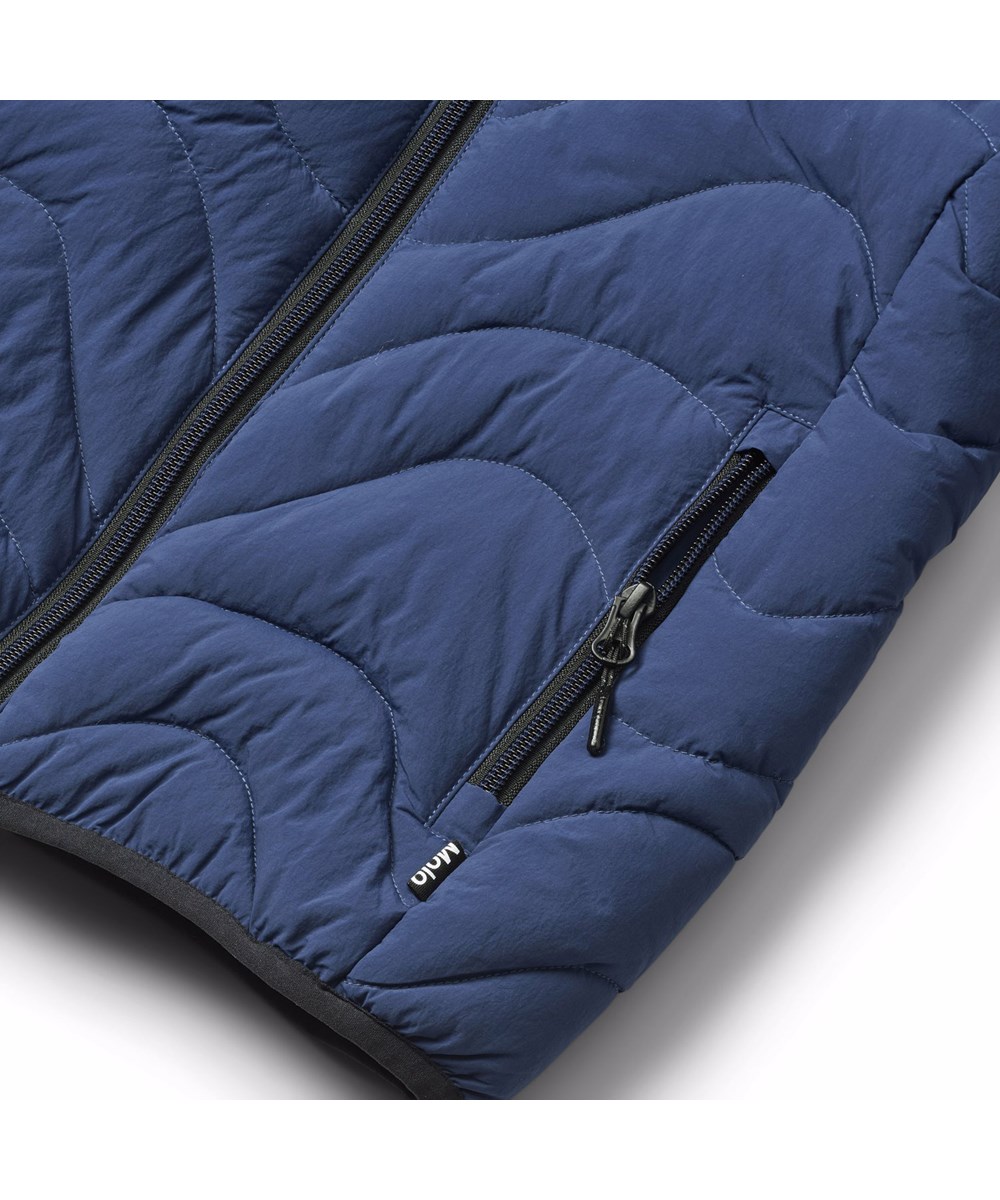 Hao - Sailor - Blauwe waterafstotende gewatteerde kinderjas gemaakt van gerecycled nylon.