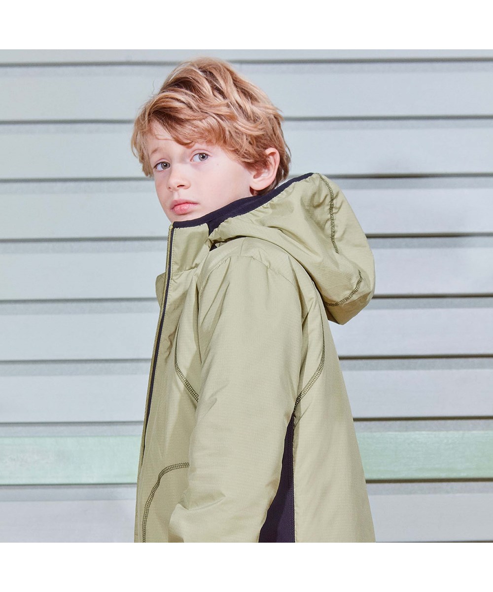 Haris - Cedar - Gerecyclede sportieve windstopper in groene parachutestof