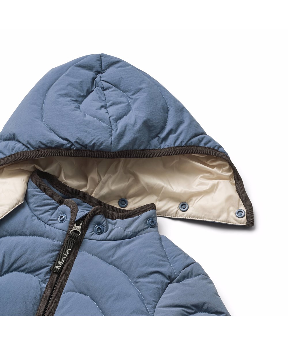 Harmony - Evening Sky - Waterafstotende blauwe gewatteerde jas voor de kleintjes gemaakt van gerecycled polyester met lichte voering en bruine boorden.