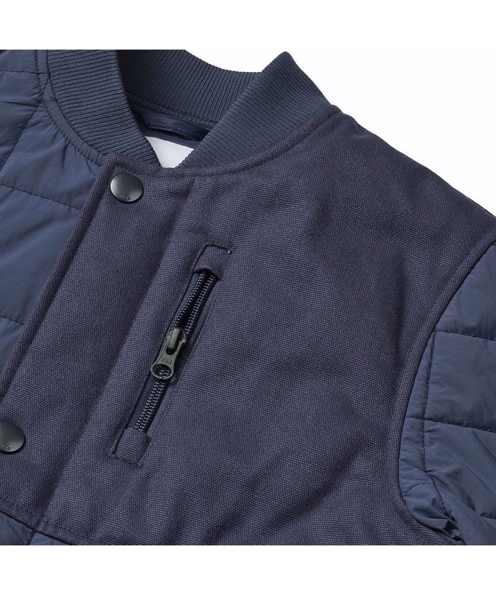 Harold - Mood Blue - Donkerblauwe doorgestikte waterafstotende thermische kinderjas van gerecycled nylon met canvas deatails en zakken met rits