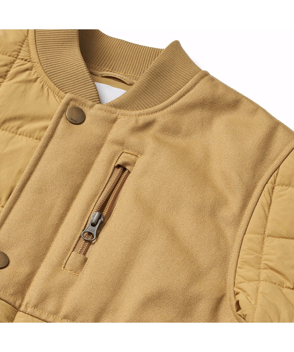 Harold - Suede - Kakikleurige doorgestikte waterafstotende thermische kinderjas van gerecycled nylon met canvas deatails en zakken met rits