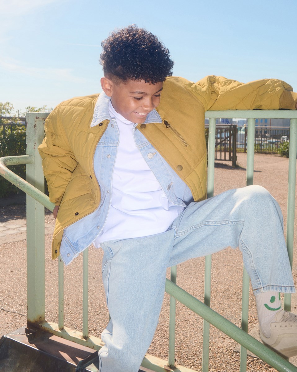 Harold - Suede - Kakikleurige doorgestikte waterafstotende thermische kinderjas van gerecycled nylon met canvas deatails en zakken met rits