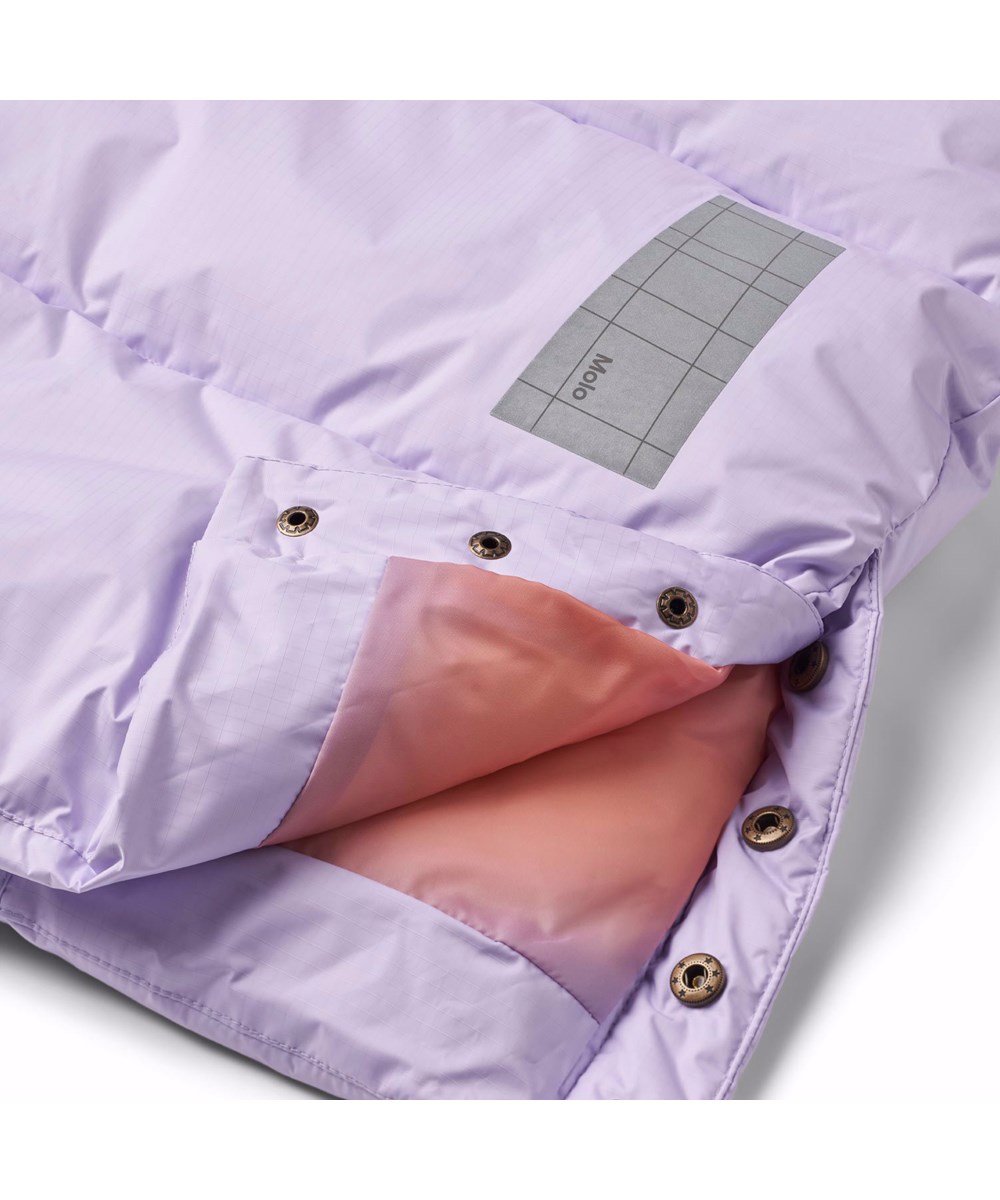 Harper - Pastel Lilac - Lichtpaarse gewatteerde jas voor kinderen van gerecycled polyester.