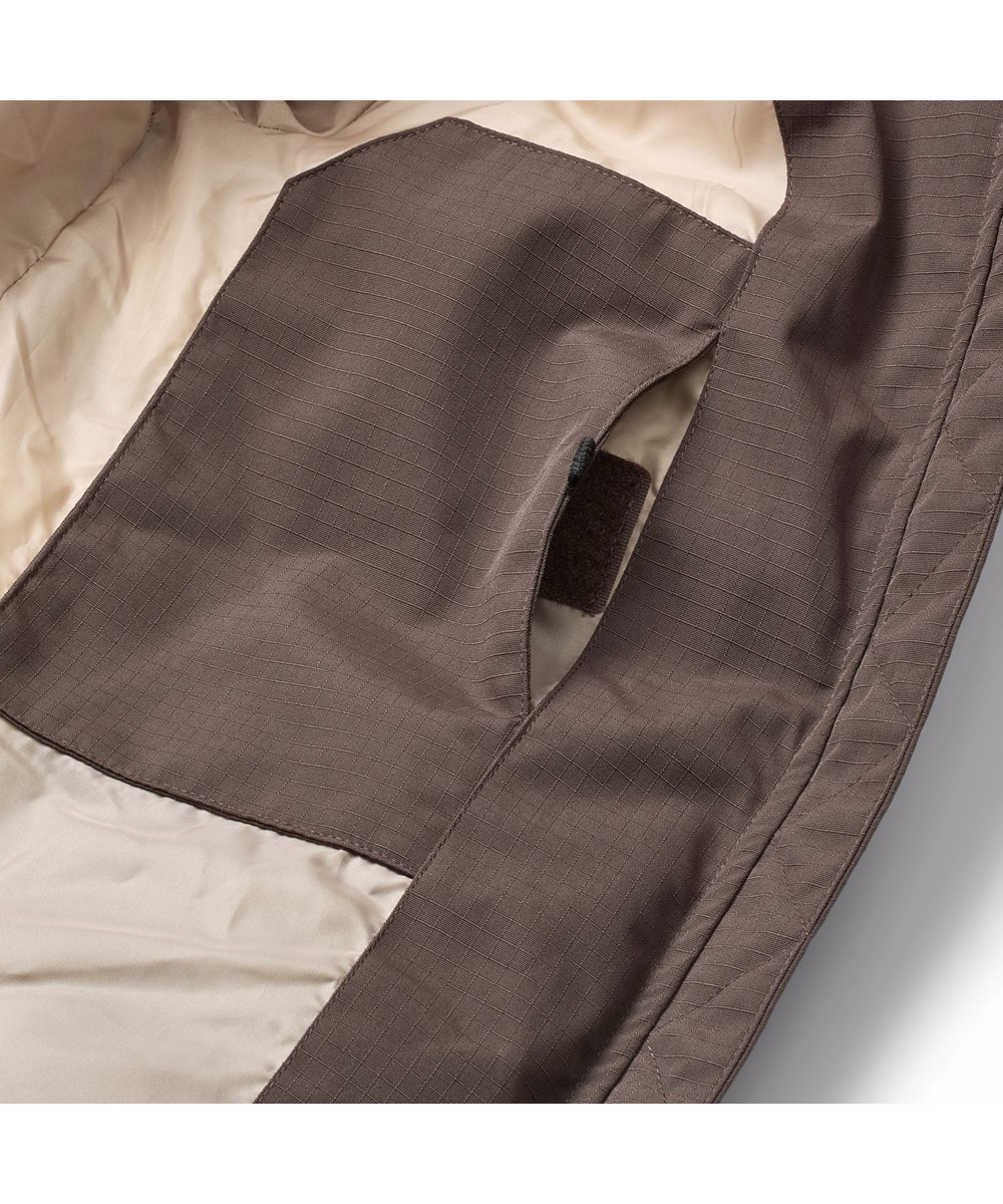 Harper - Dark Cocoa - Wind- en waterafstotende bruine kinderjas gemaakt van gerecycled nylon met ritssluiting, hoge kraag en afneembare capuchon.