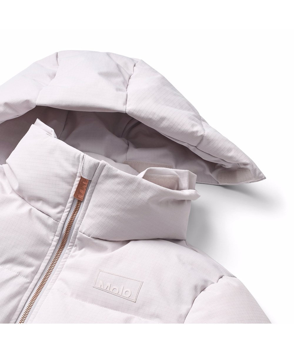 Harper - Lilac Marble - Wind- en waterafstotende lichtpaarse kinderjas gemaakt van gerecycled nylon met ritssluiting, hoge kraag en afneembare capuchon.