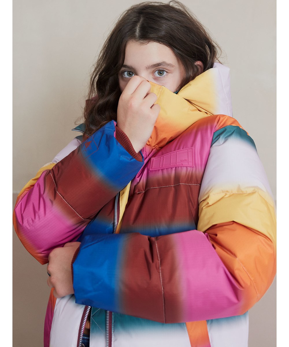 Harper - Glowy Rainbow - Warme regenboogkleurige gerecyclede jas