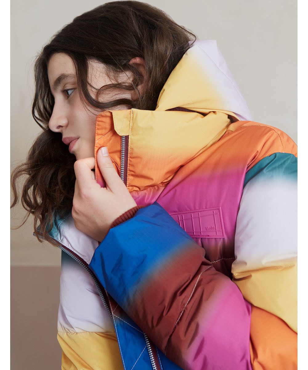 Harper - Glowy Rainbow - Warme regenboogkleurige gerecyclede jas