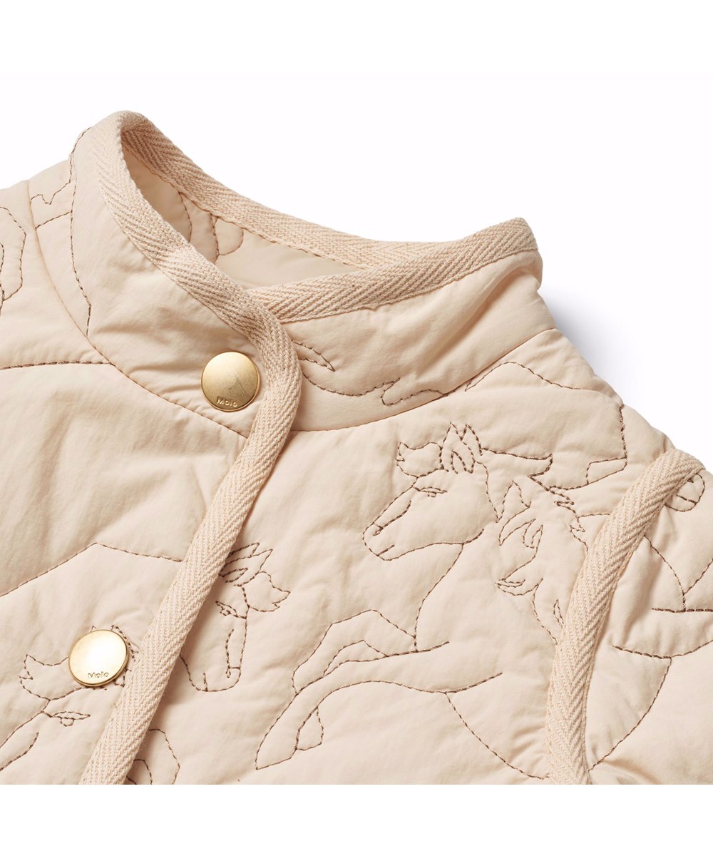 Harrie - Brazilian Sand - Beige waterafstotende thermische kinderjas van gerecycled nylon met een doorgestikt patroon van paarden.