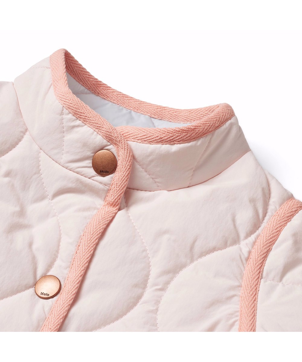 Harrie - Charlotte Pink - Roze waterafstotende thermische kinderjas van gerecycled nylon met een doorgestikt patroon.