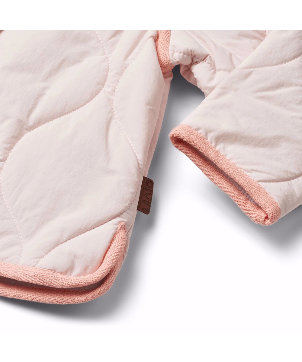 Harrie - Charlotte Pink - Roze waterafstotende thermische kinderjas van gerecycled nylon met een doorgestikt patroon.