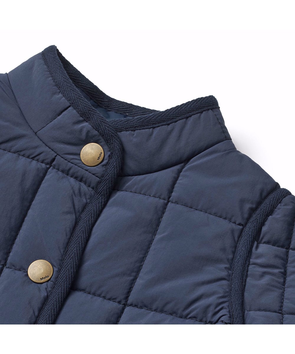 Harrie - Mood Blue - Donkerblauwe waterafstotende thermische kinderjas van gerecycled nylon met een doorgestikt patroon.