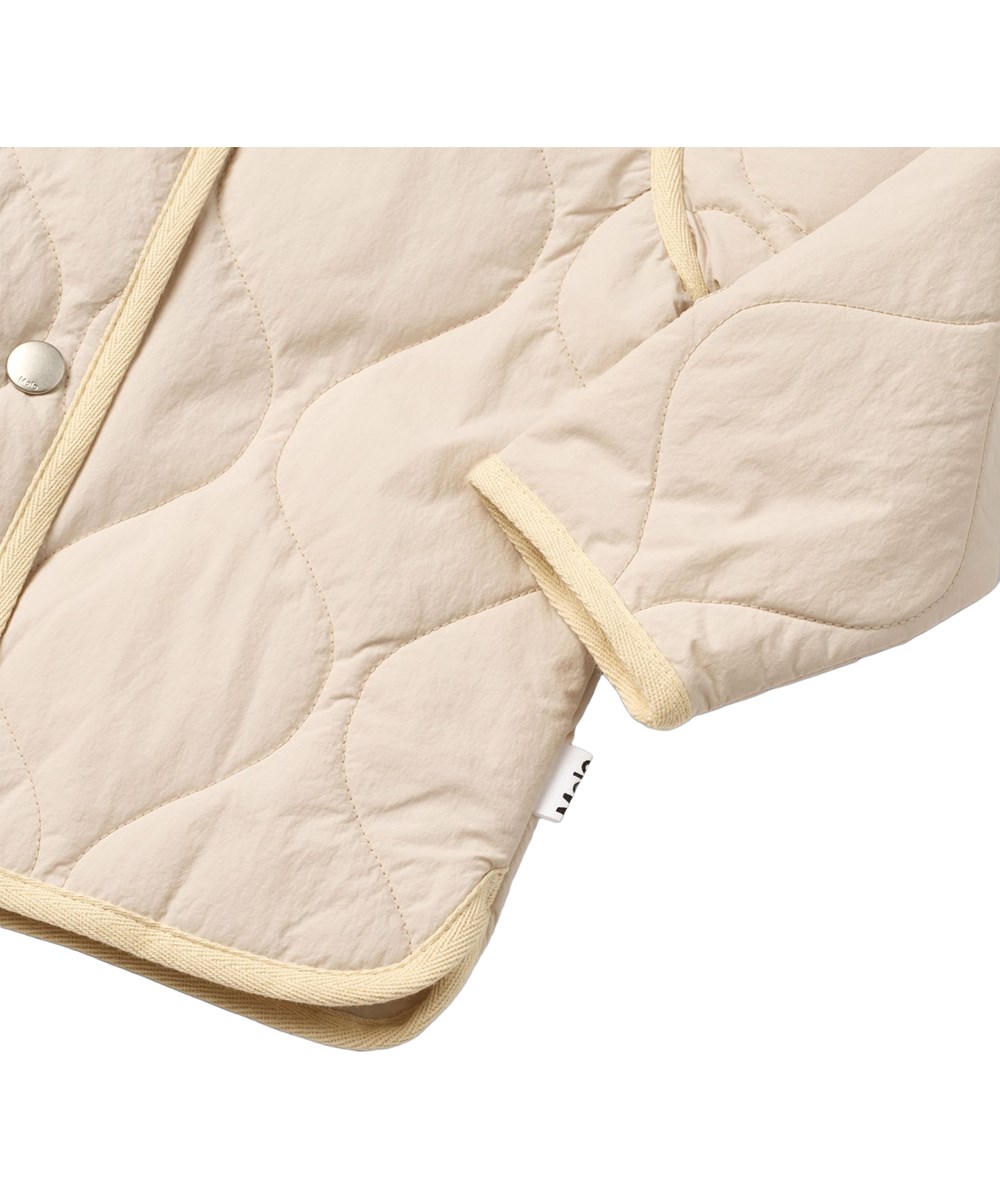 Harrie - Soft Powder - Beige waterafstotende thermojas gemaakt van gerecycled nylon met gewatteerd patroon voor kinderen