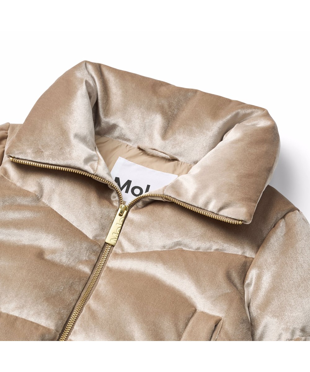 Havi 2 - Tuffet - Goudenbruine fluwelen kinderjas gemaakt van gerecycled polyester.