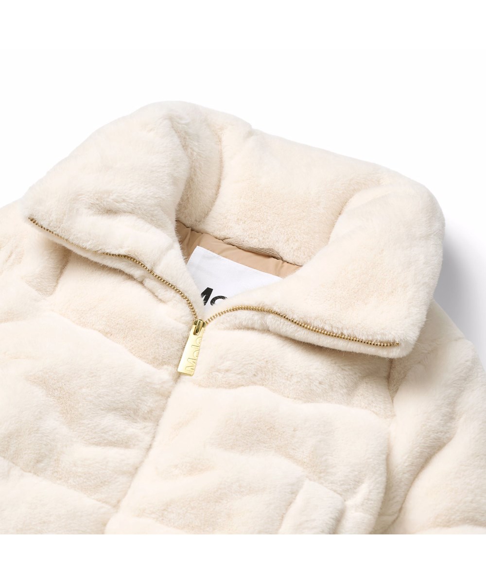 Havi 2 - Vanilla - Gebroken witte kinderjas van zachte imitatiebont gemaakt van gerecycled polyester.