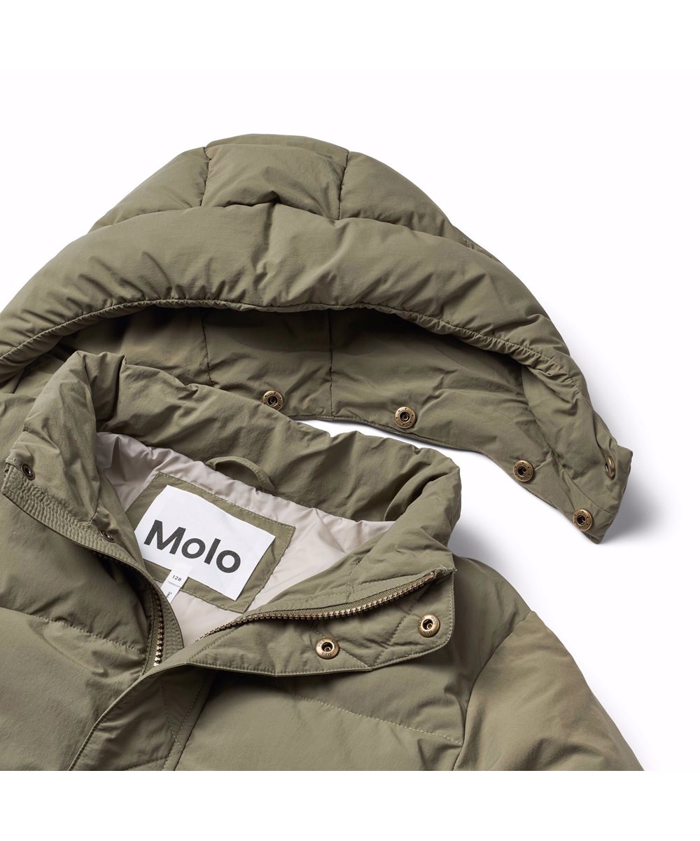 Hayden - Bark - Waterafstotende olijfgroene jas voor kinderen van gerecycled nylon.