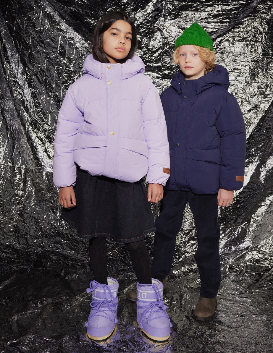 Hayden - Dark Night - Waterafstotende donkerblauwe jas voor kinderen van gerecycled nylon.