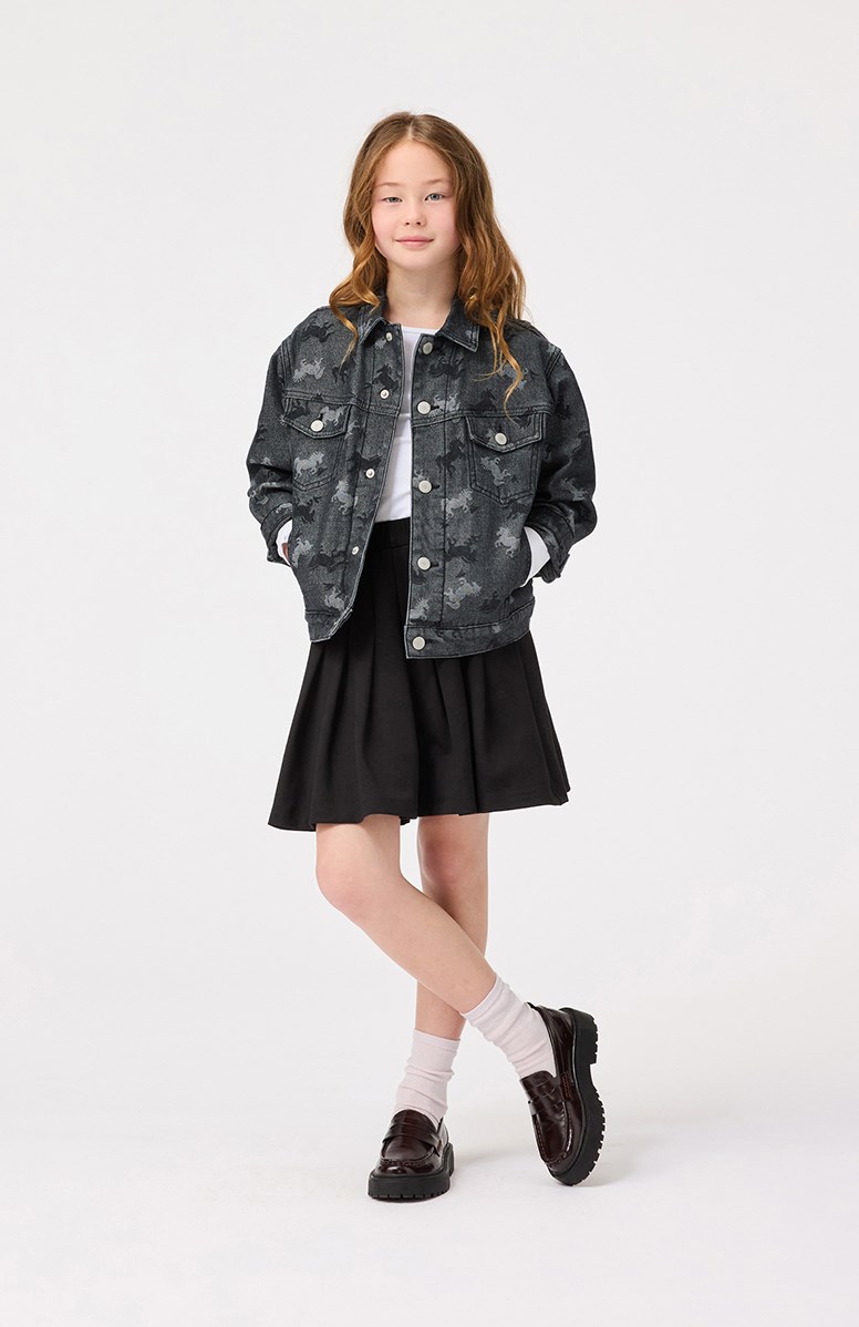 Hedly - Giddy-Up Denim - Donkergrijze spijkerjas voor kinderen van zacht katoen met geweven patroon van zwarte en lichtgrijze paarden.