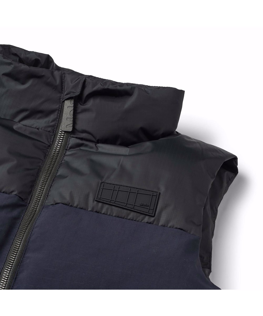 Heike - Dark Night - Warme bodywarmer voor kinderen van gerecycled polyester in donkerblauwe tinten.