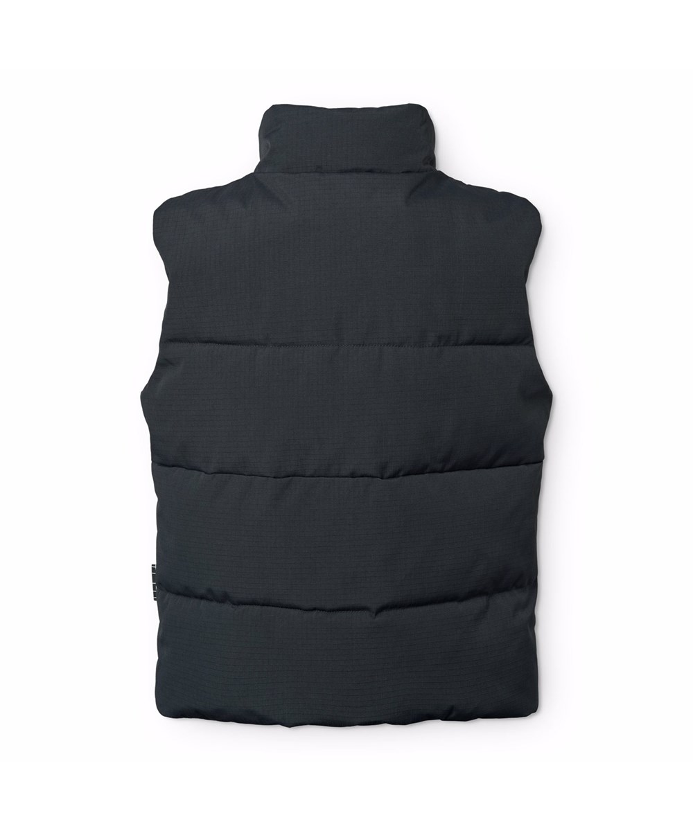 Heike - Black - Zwarte gewatteerde kinderbodywarmer gemaakt van gerecycled nylon met een ritssluiting aan de voorkant, een hoge kraag en grote armsgaten, zodat er een jas of dikke trui onder gedragen kan worden.