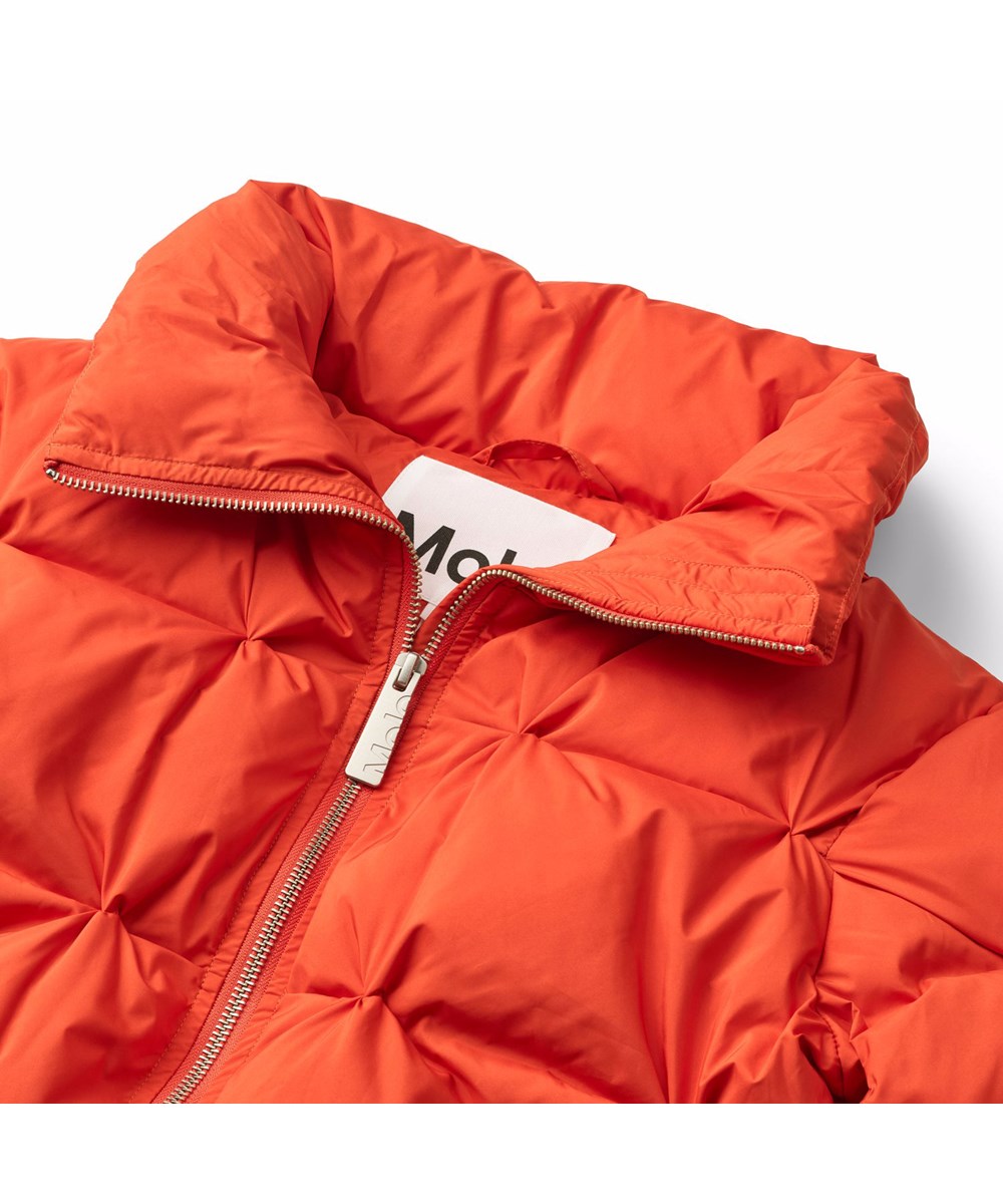 Helsa - Rising Sun - Waterafstotende rode kinderjas gemaakt van gerecycled polyester met een gewatteerd effect en voorzakken.