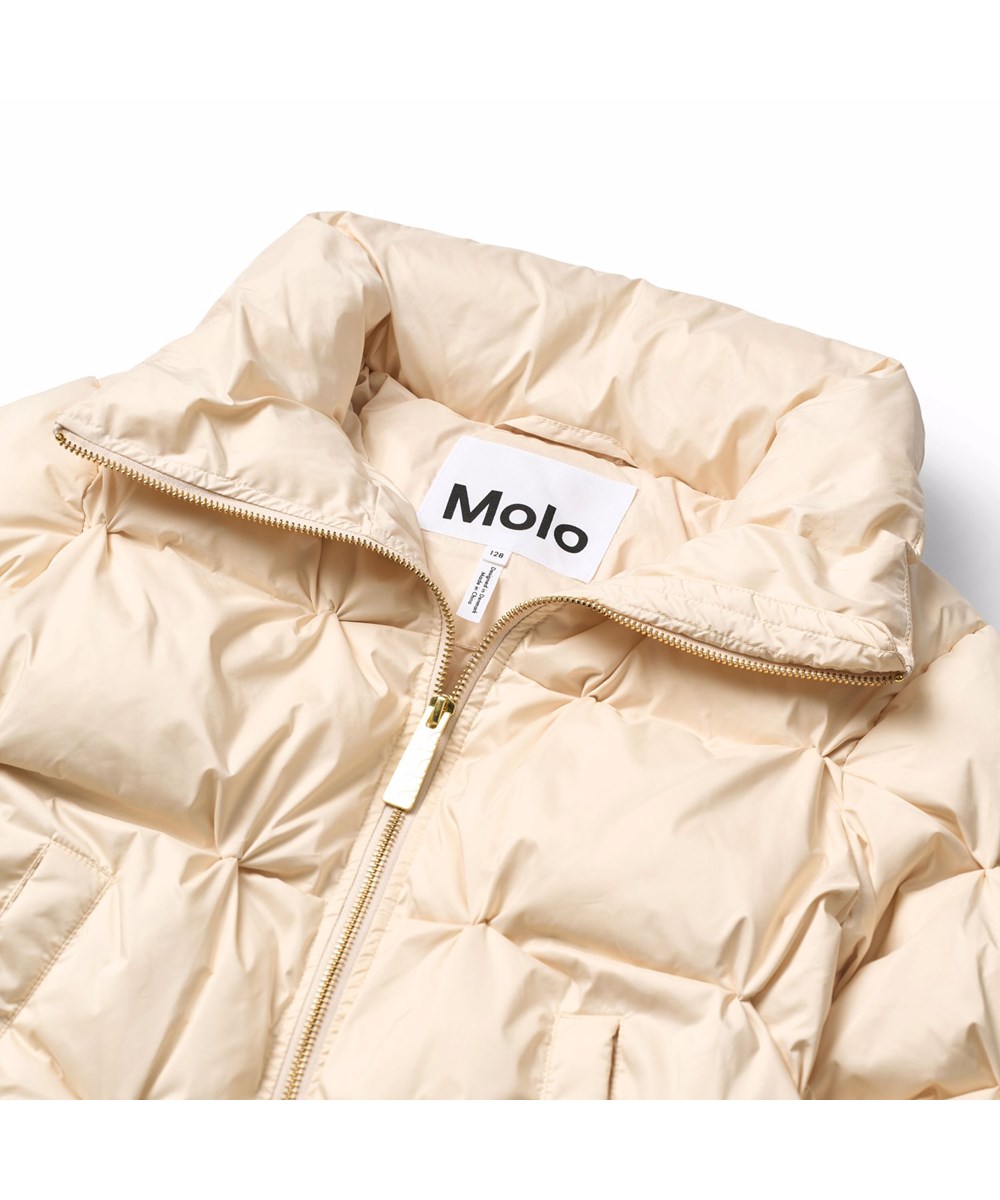 Helsa - Vanilla - Waterafstotende gebroken witte kinderjas gemaakt van gerecycled polyester met puffer effect en voorzakken.