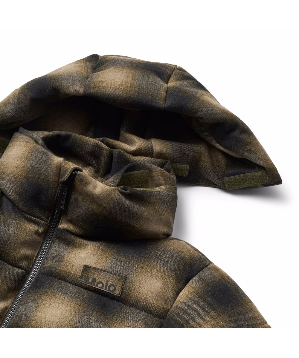 Hilo - Bark Check - Warme en functionele kinderjas gemaakt van gerecycled polyester met  ritssluiting, hoge kraag en afneembare capuchon.